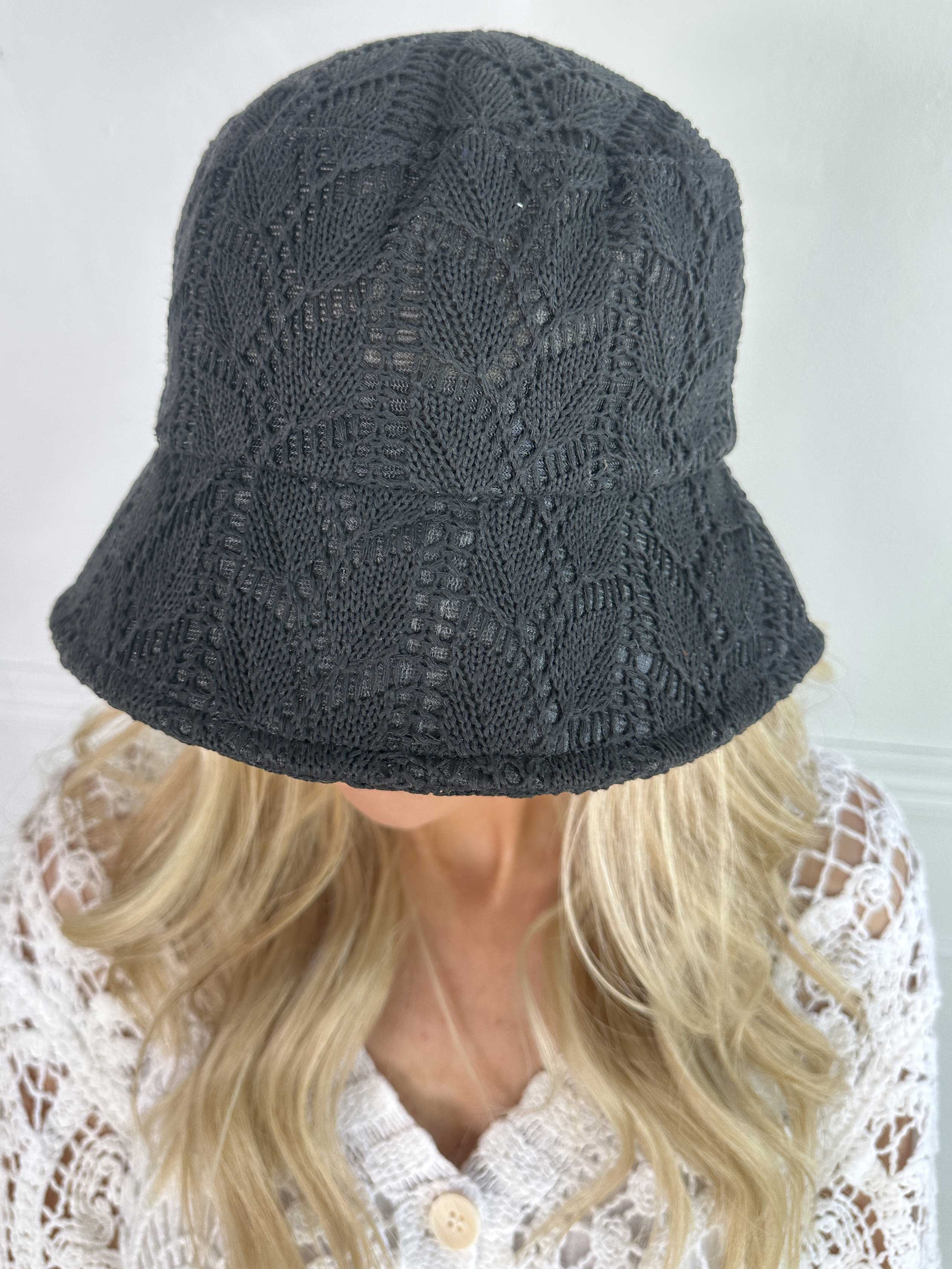 Ulrikke - Söt bullyhatt i broderad look